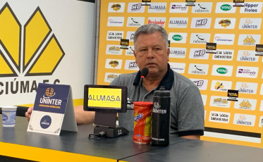 Roberto Cavalo com uma dúvida: Gamalho ou Daniel Costa