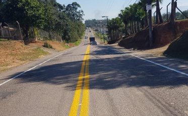 Em meio aos buracos, a necessária pintura da Rodovia Alexandre Beloli