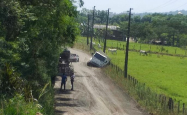 Caminhão da prefeitura é engolido por buraco em estrada de Criciúma