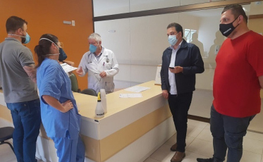 A manhã de Rodrigo Minotto começa com café no posto