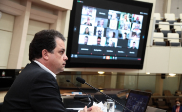 Frente discute situação das bolsas de estudo concedidas pelo Estado