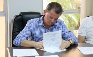 Frigo assina ordens de serviços para mais três obras