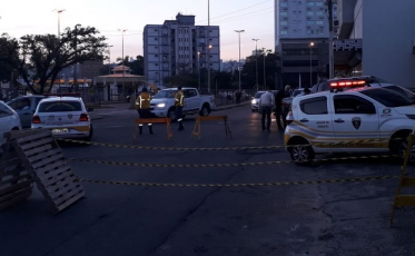 Vazamento de água força bloqueio de rua no Centro