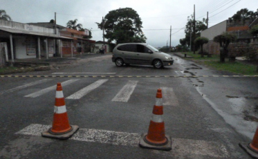 Em protesto, moradores bloqueiam rua no bairro Brasília