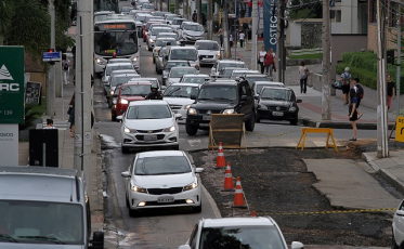 Trânsito tumultuado na Rua João Cechinel 