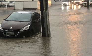 Rua João Cechinel debaixo d´água. Problemas na Via Rápida e BR-101