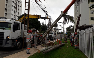 Troca de poste e trânsito em meia pista (VÍDEO)