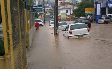 Em meia hora, chuva que supera índice de enchentes (VÍDEO)