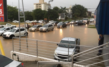 Pós temporal, fim de tarde com trânsito tumultuado