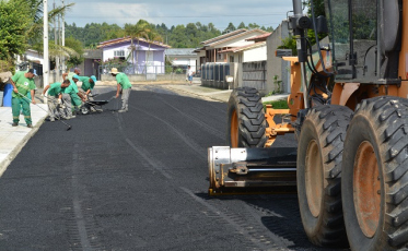 Quatro ruas do Bairro Naspolini recebem asfalto