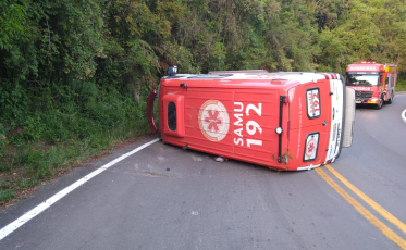 Ambulância do SAMU tomba na Serra do Panelão
