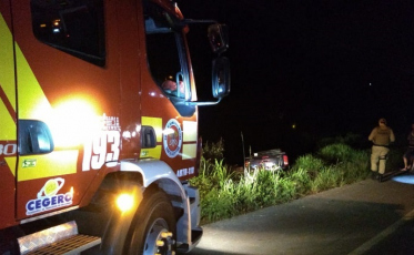 Hilux cai em ribanceira e motorista não sobrevive