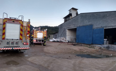 Incêndio atinge silo de grãos de feijão em cidade do sul de SC