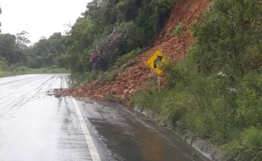 Deslizamento de terra na SC-445 em Siderópolis