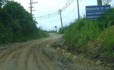 Sem asfalto entre Siderópolis e Urussanga