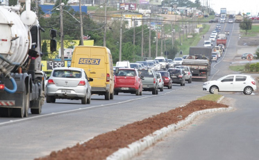 Fim de tarde com trânsito movimentado