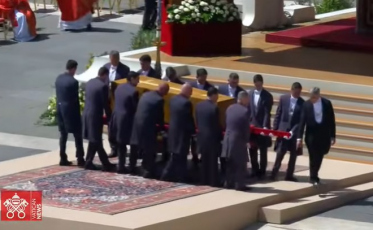 Corpo de papa Francisco é sepultado na basílica Santa Maria Maggiore