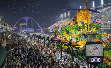 Menina atropelada por carro alegórico tem perna amputada