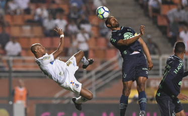 Chape vence o Santos mas segue no Z-4