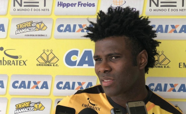 Criciúma volta a conversar com Sandro. Léo Gamalho está descartado