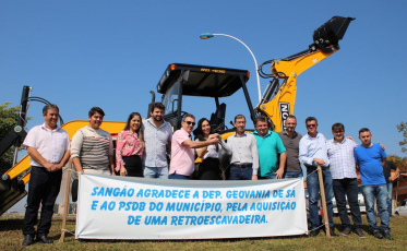 Deputada entrega retroescavadeira para Sangão