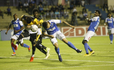 Desfalques, Elvis expulso e 0 a 0 no placar