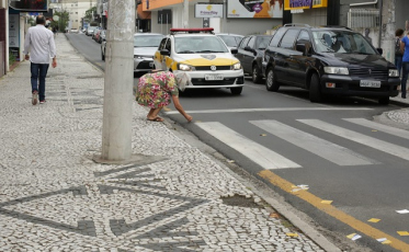 Para indecisos, o santinho na rua