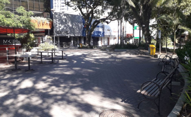 Um surreal sábado pela manhã na praça Nereu
