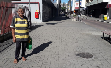 Dona Ivone foi à feira. Os riscos para quem sai às ruas