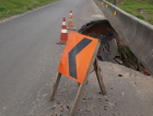 Buraco no caminho de Jaguaruna para a BR-101