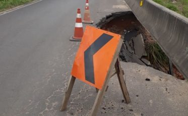 Buraco no caminho de Jaguaruna para a BR-101