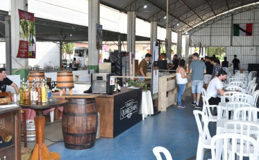 Programa especial Adelor Lessa diretamenta da festa da Colônia Azambuja; ouça aqui