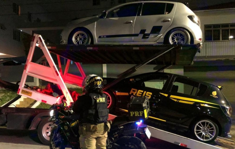 Motoristas são detidos após racha em trecho de alto risco na BR-101 em São Jose