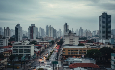 Frente fria muda o tempo e traz chuva com risco de temporal em Criciúma