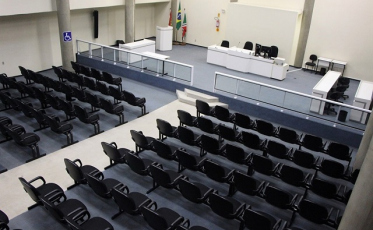 Jovem condenada por morte de homem carbonizado em porta-malas