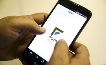 Saque do FGTS: 56% vão usar benefício para pagar dívidas