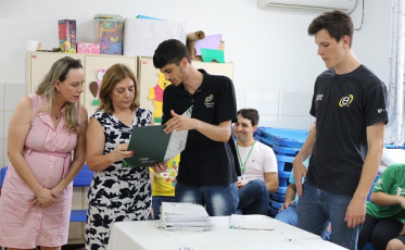 Estudantes da Satc finalizam instalação elétrica em escola