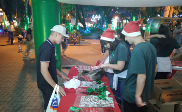 Satc embrulha presentes gratuitamente na praça