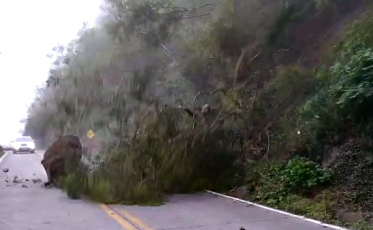 Queda de barreira interrompe trânsito na Serra (VÍDEO)