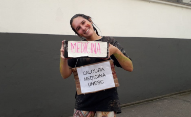 Calouros, morangos, cestas... dia agitado nos semáforos