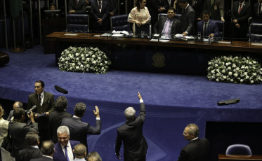 Sob impasse, Senado adia eleição de presidente