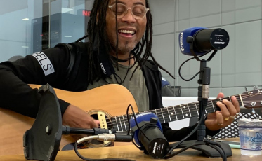 Serginho Moah faz o som ao vivo no Ponto a Ponto (VÍDEO)