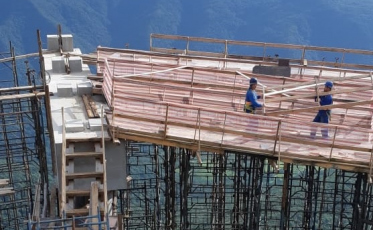 A estrada avança no caminho da Serra da Rocinha