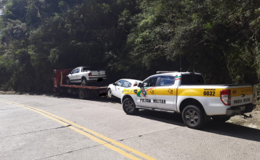 Veículo estoura pneu e bate em paredão na Serra do Rio do Rastro