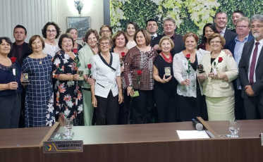 Vereadores de Siderópolis homenageiam primeiras damas e vices