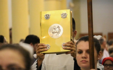 Dom Jacinto reconstitui o gesto do lava-pés na Ceia do Senhor