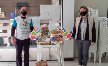 Dia C: Sicoob Credisulca doa quase 400 quilos de alimentos