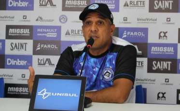 Tubarão demite o técnico Silas