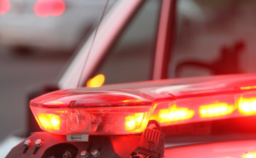 Motoqueiro morre após colidir com trem