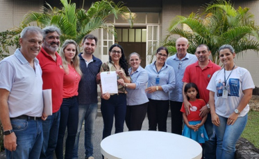 Gislaine Cunha assina ordem de serviço em prol do hospital